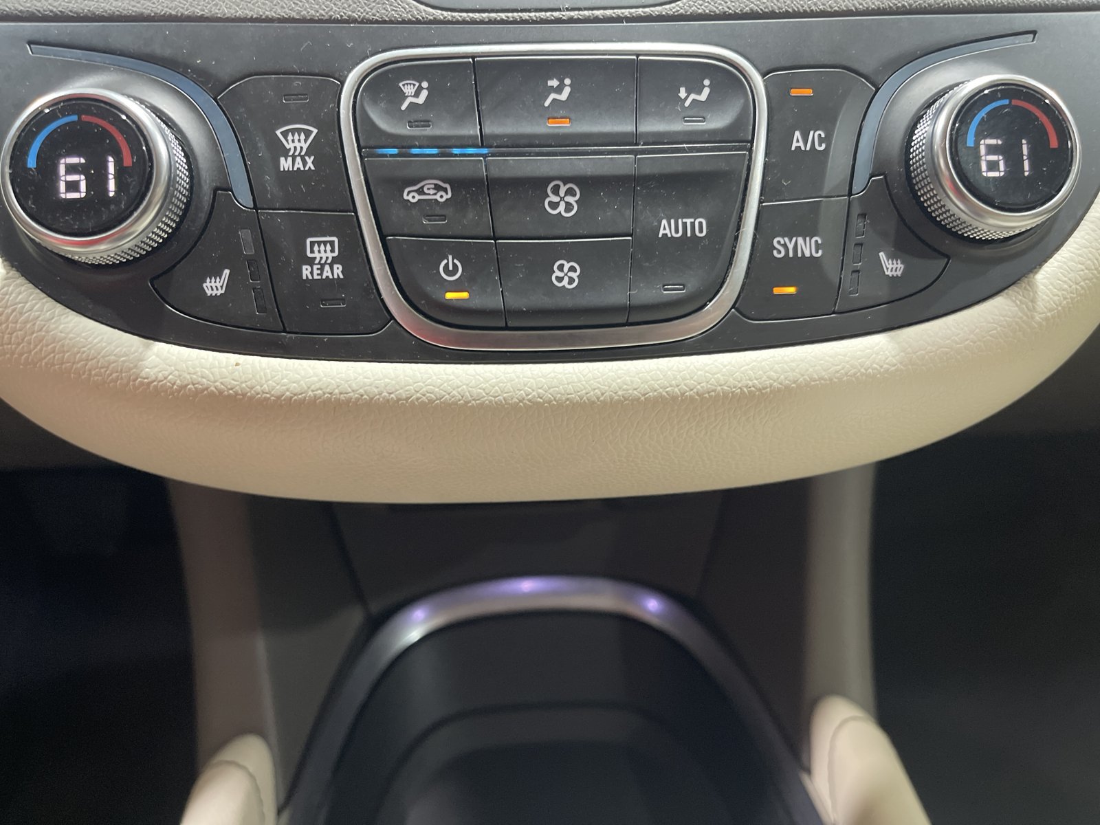 Used 2019 Chevrolet Malibu LT w/ Leather Package FWD image 23