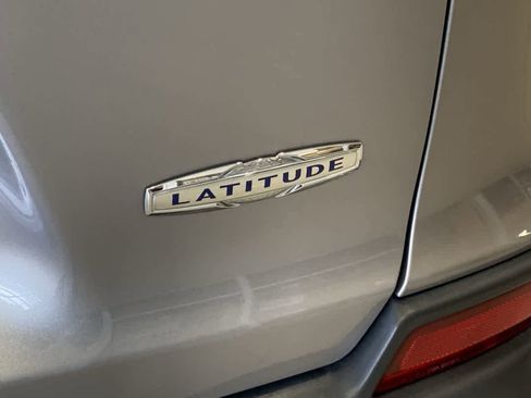 Used 2019 Jeep Cherokee Latitude Plus image 12