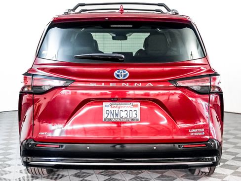 Used 2024 Toyota Sienna Limited image 7