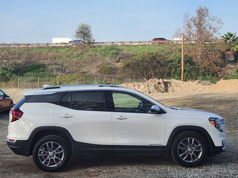 Used 2024 GMC Terrain SLT image 7