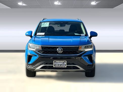 Used 2023 Volkswagen Taos SE w/ Panoramic Sunroof Package image 5