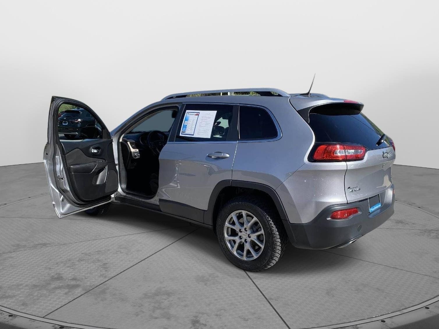 Used 2017 Jeep Cherokee Latitude w/ Cold Weather Group AWD/4WD image 10