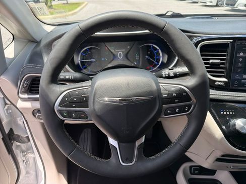 Used 2024 Chrysler Pacifica Limited FWD image 27