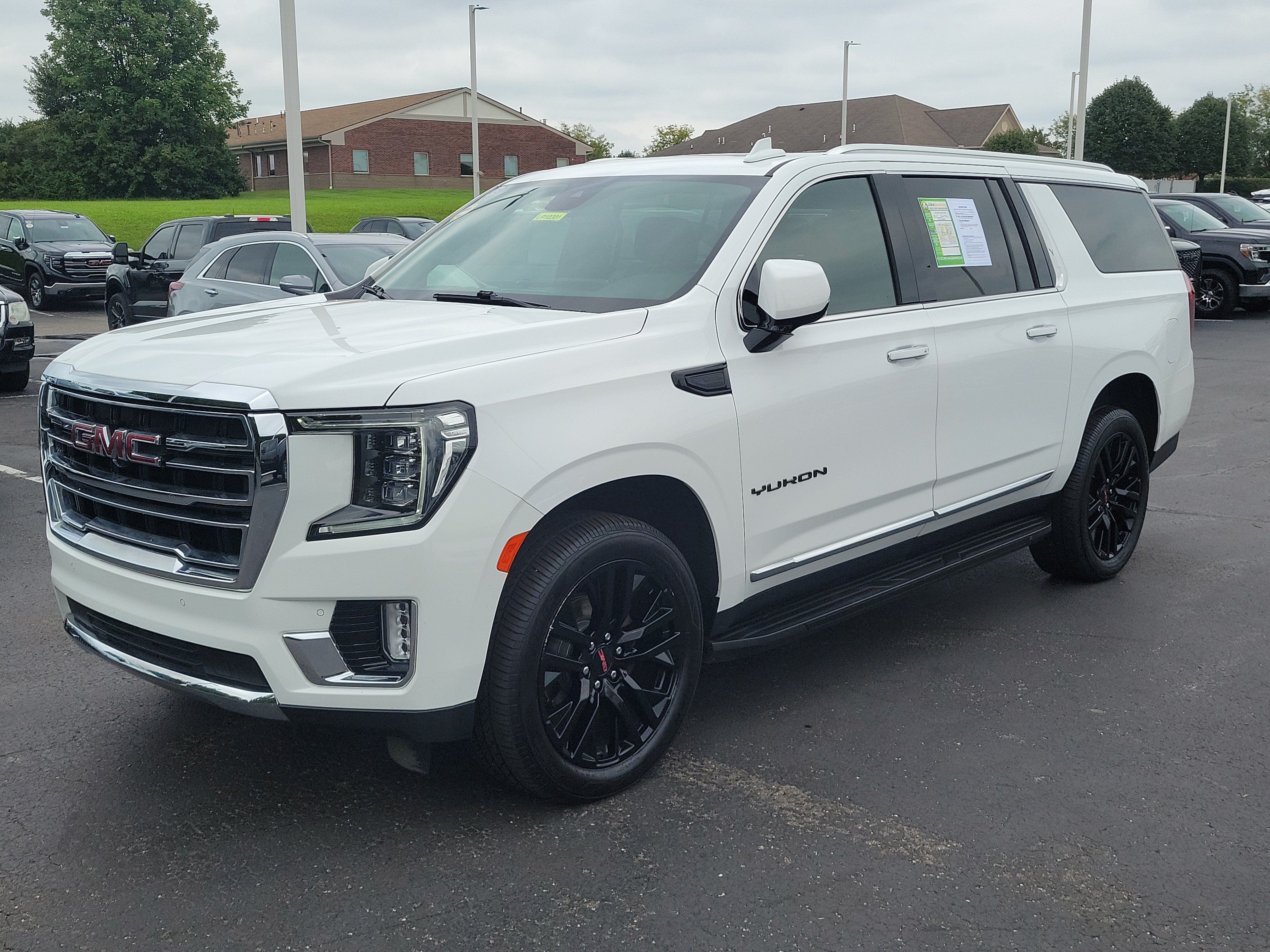 Used 2023 GMC Yukon XL SLT w/ SLT Premium Package AWD/4WD image 2