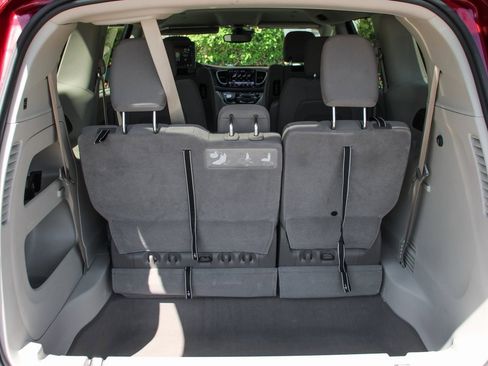 Used 2021 Chrysler Pacifica Touring w/ Uconnect Theater Family Group image 8