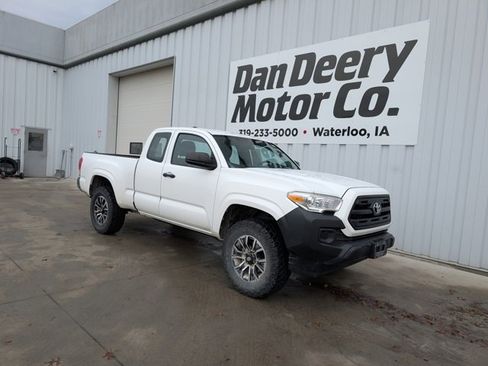 Used 2016 Toyota Tacoma SR image 1