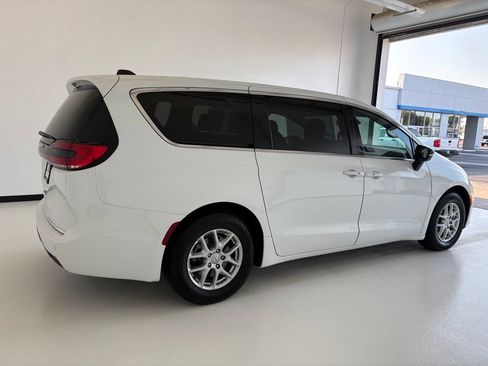Used 2025 Chrysler Pacifica Select FWD image 24