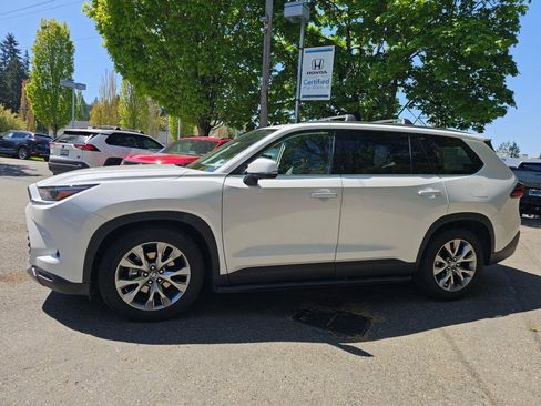 Used 2024 Toyota Grand Highlander AWD image 4