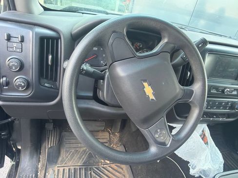 Used 2018 Chevrolet Silverado 1500 Custom w/ Custom Convenience Package AWD/4WD image 9
