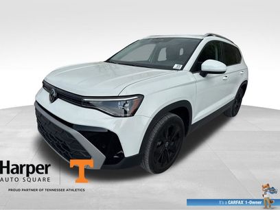 Used 2025 Volkswagen Taos SE w/ Panoramic Sunroof Package