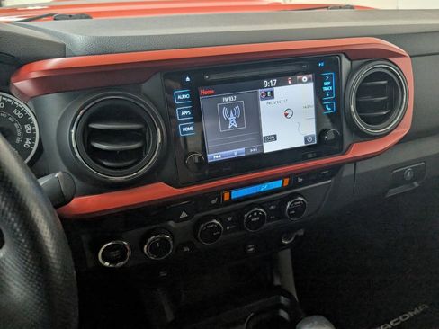 Used 2017 Toyota Tacoma TRD Sport AWD/4WD image 10