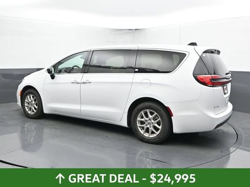 Used 2025 Chrysler Pacifica Select FWD image 11