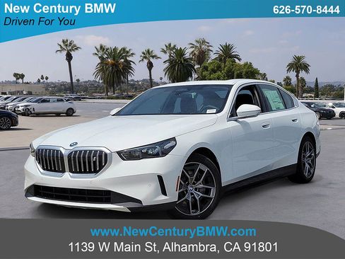 New 2026 BMW i5 eDrive40 w/ Convenience Package RWD image 1