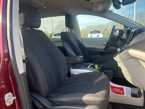 Used 2020 Chrysler Pacifica Touring w/ Cold Weather Group image 10