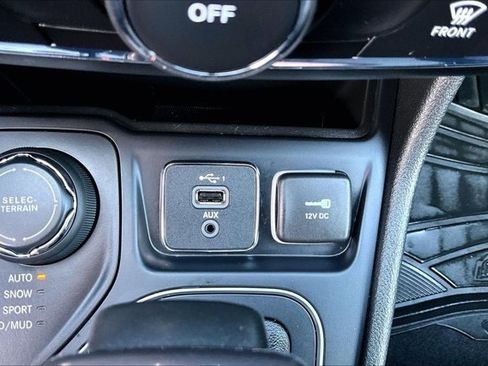 Used 2019 Jeep Cherokee Latitude w/ Popular Appearance Group AWD/4WD image 16