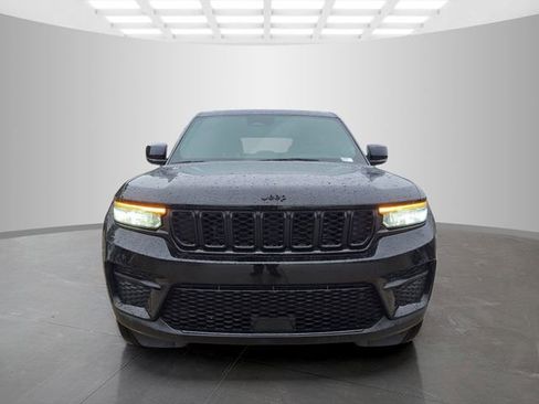 Used 2025 Jeep Grand Cherokee Altitude AWD/4WD image 4