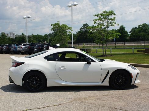 Used 2023 Toyota GR86 Premium w/ ALL Weather Mat Package (TMS) RWD image 18