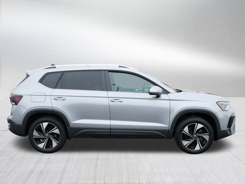 Certified 2025 Volkswagen Taos SE w/ Panoramic Sunroof Package image 8