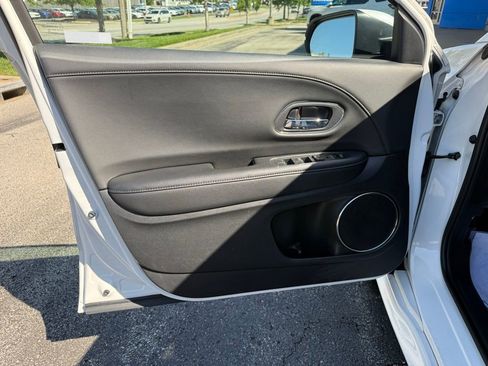 Used 2020 Honda HR-V Touring image 13