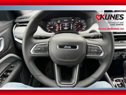 Used 2025 Jeep Compass Latitude image 22