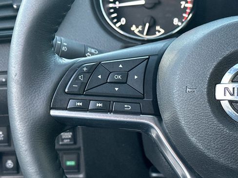 Used 2017 Nissan Rogue SV w/ SV Premium Package image 25