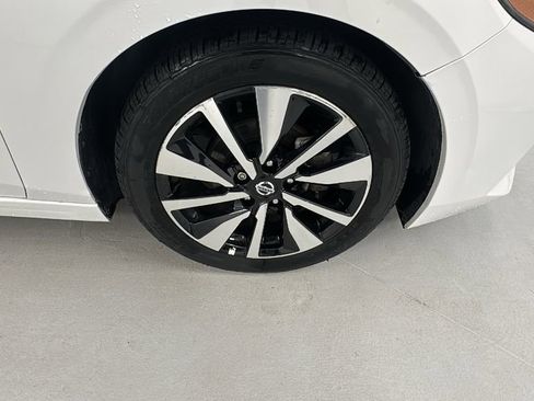 Used 2023 Nissan Sentra SV w/ SV Premium Package image 9