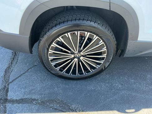 Certified 2025 Volkswagen Taos SE image 27