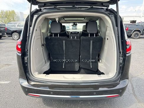 Used 2023 Chrysler Pacifica Limited image 25
