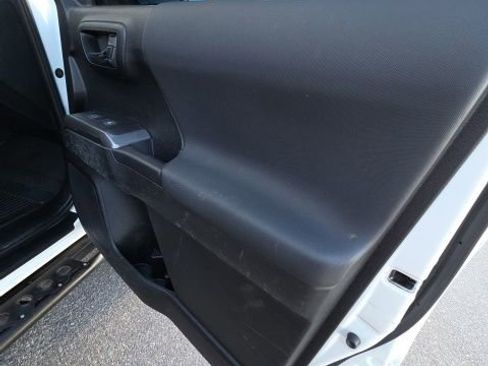 Used 2022 Toyota Tacoma TRD Off-Road image 17