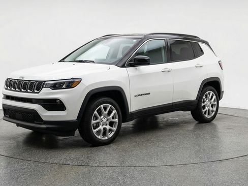Used 2025 Jeep Compass Limited AWD/4WD image 3