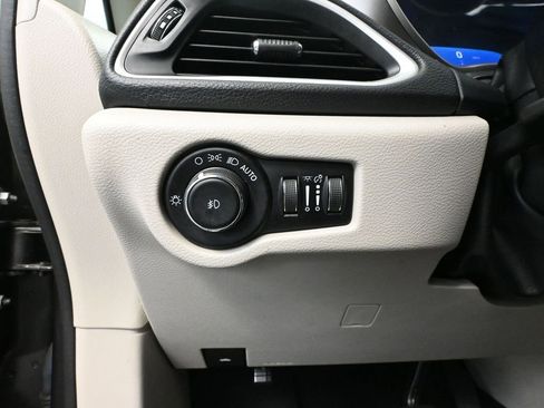 Used 2021 Chrysler Pacifica Touring-L image 31