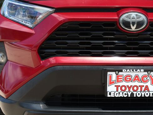 Used 2019 Toyota RAV4 XLE Premium FWD image 10