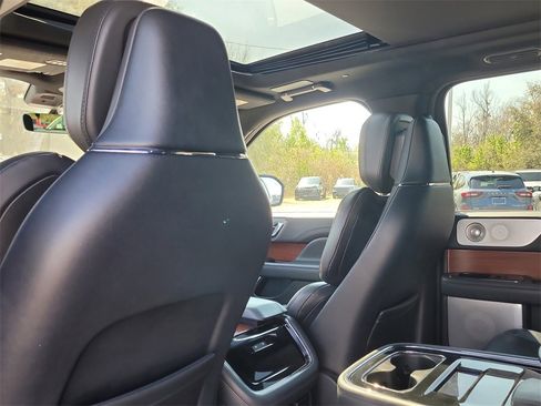 Certified 2023 Lincoln Navigator Reserve image 11