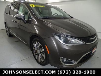 Used 2017 Chrysler Pacifica Limited w/ Advanced Safetytec Group