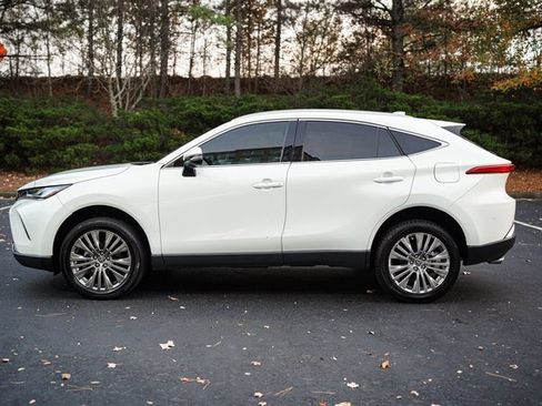 Used 2022 Toyota Venza XLE image 4