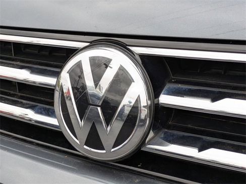 Used 2021 Volkswagen Tiguan SEL image 32