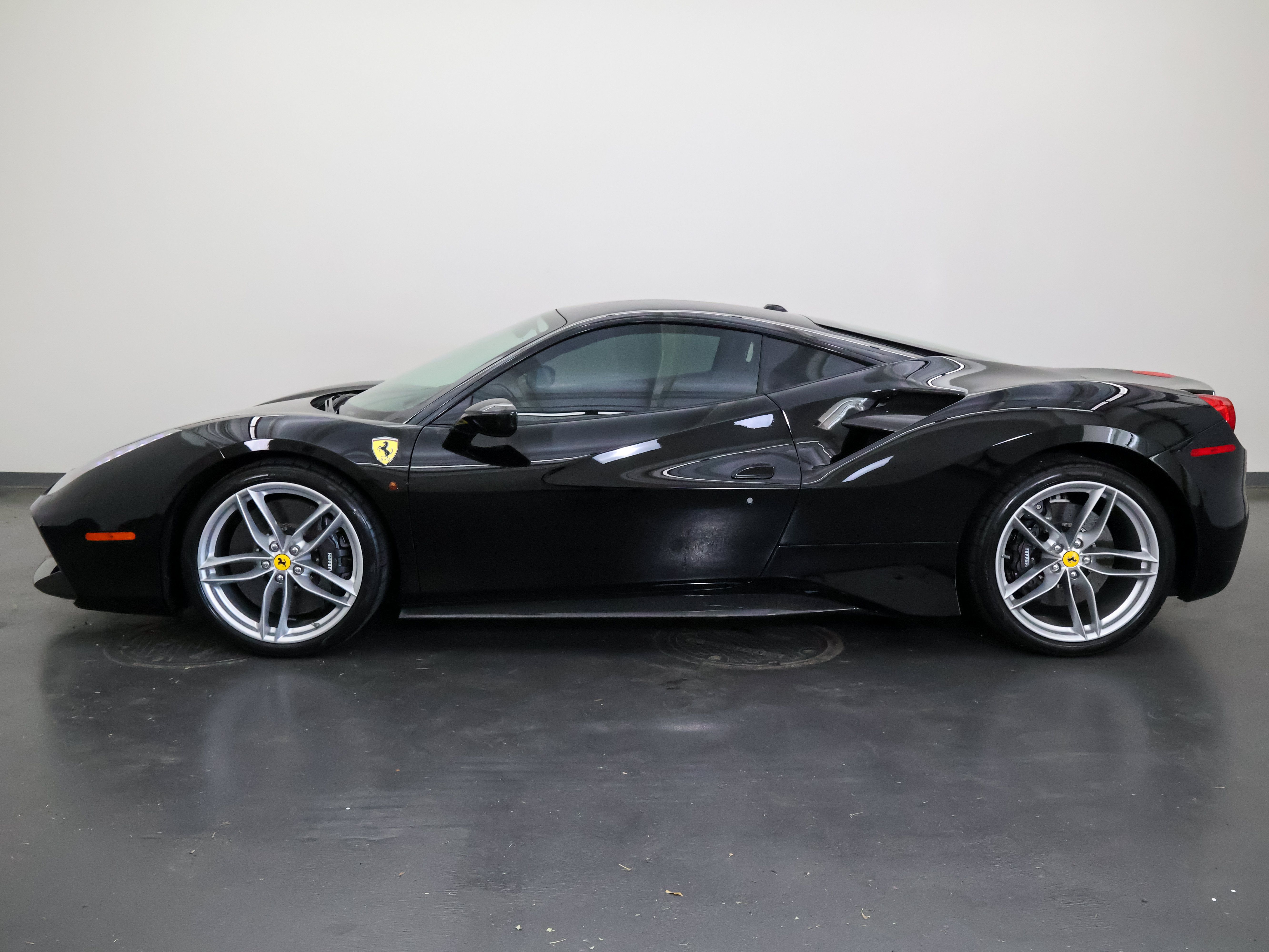 Used 2016 Ferrari 488 GTB RWD image 6