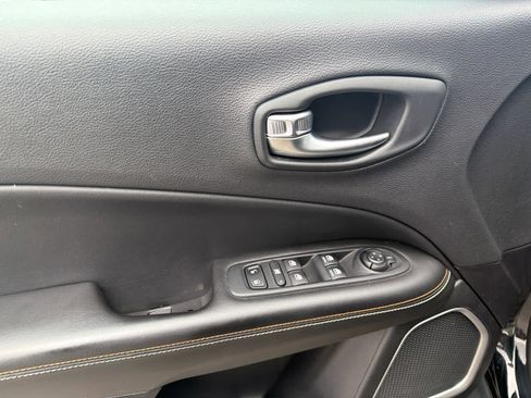 Used 2018 Jeep Compass Latitude w/ Cold Weather Group image 16