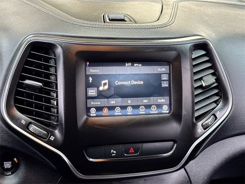 Used 2020 Jeep Cherokee Latitude Plus image 20