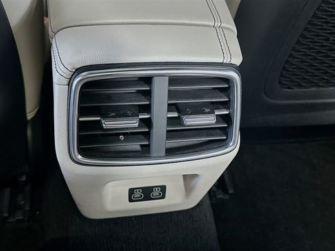 Used 2025 Genesis G70 2.5T image 28