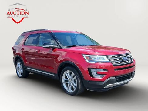 Used 2017 Ford Explorer XLT w/ Equipment Group 202A image 3