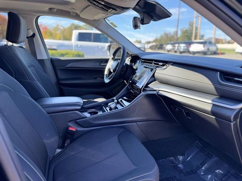 Used 2024 Jeep Grand Cherokee Laredo X image 11