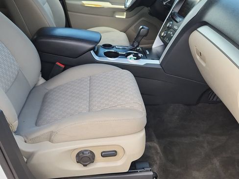 Used 2015 Ford Explorer XLT w/ Equipment Group 201A FWD image 13