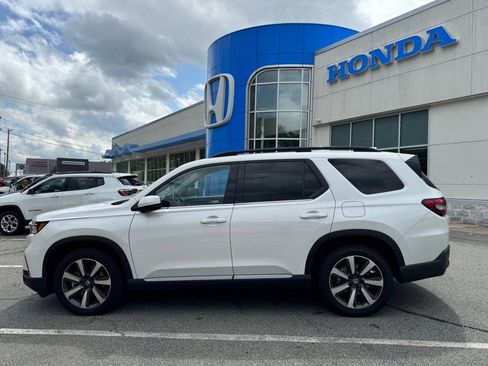Used 2025 Honda Pilot Elite image 1