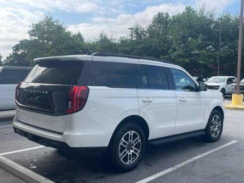 Used 2025 Ford Expedition Active RWD image 6