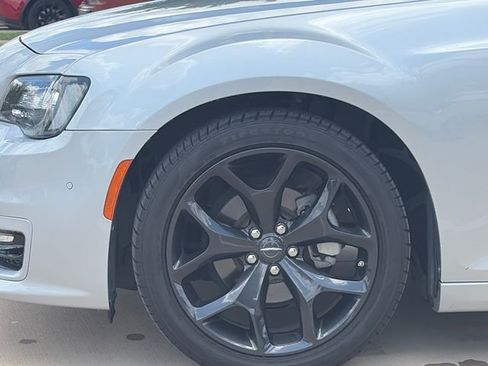 Used 2022 Chrysler 300 Touring L RWD image 5