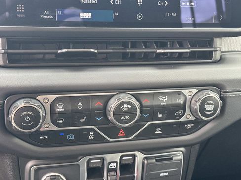 Used 2025 Jeep Wrangler Sahara image 26