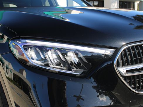 Used 2025 Mercedes-Benz GLC 350e 4MATIC image 11