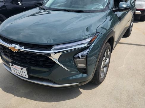 Used 2025 Chevrolet Trax LT FWD image 2