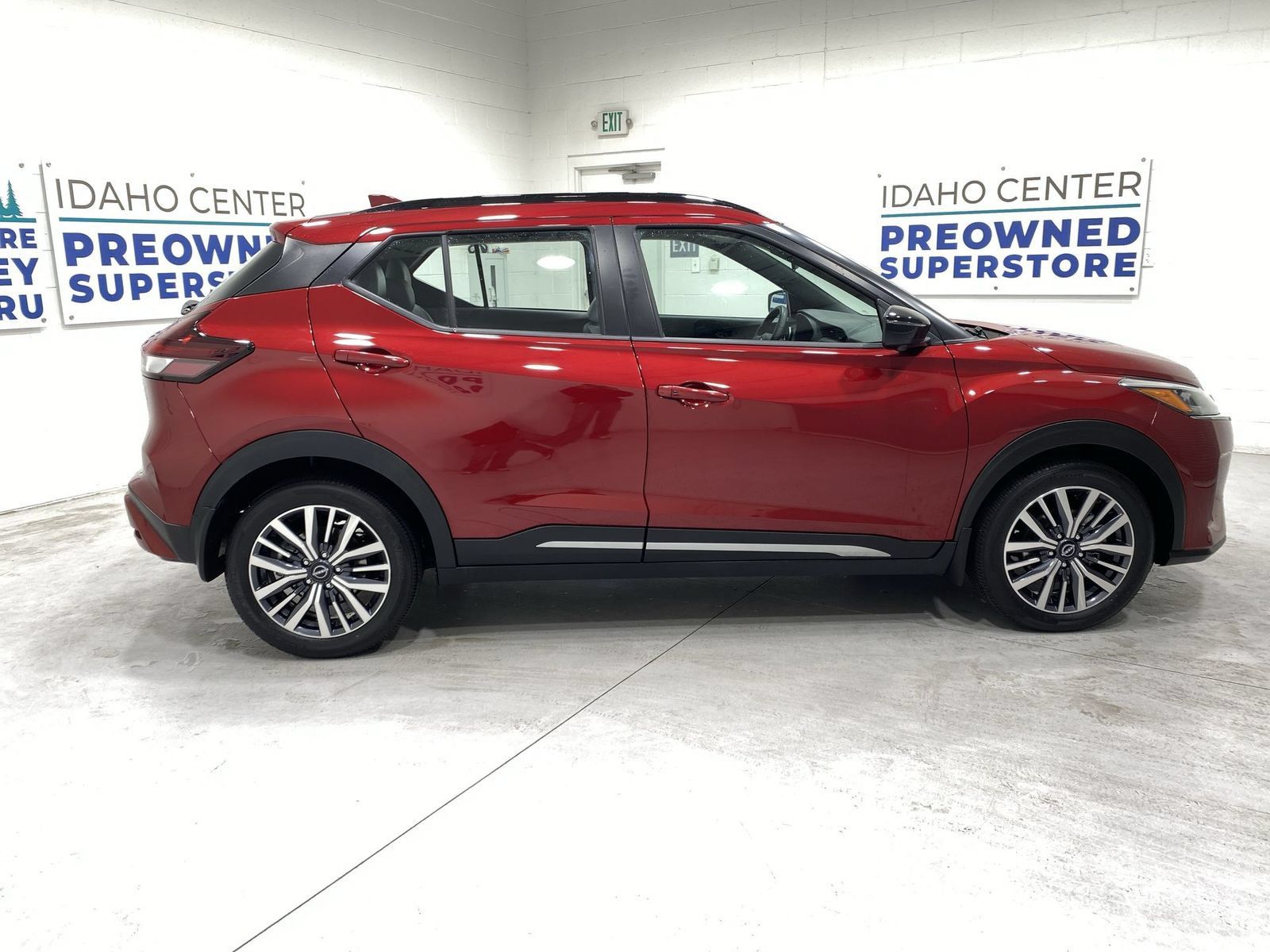 Used 2023 Nissan Kicks SR w/ SR Premium Package FWD image 9